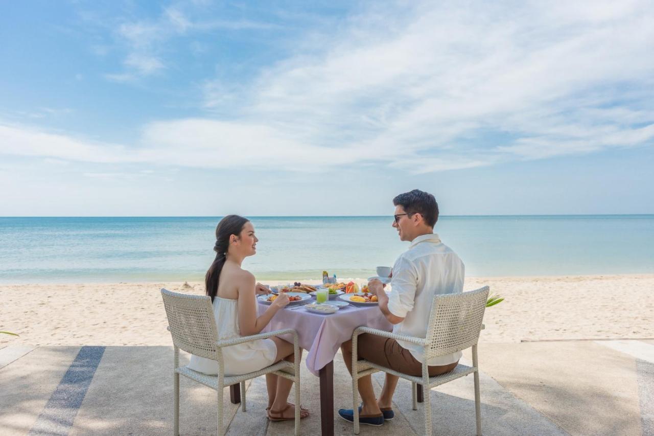 Kc Grande Resort Koh Chang Exterior foto A couple dining at the beach